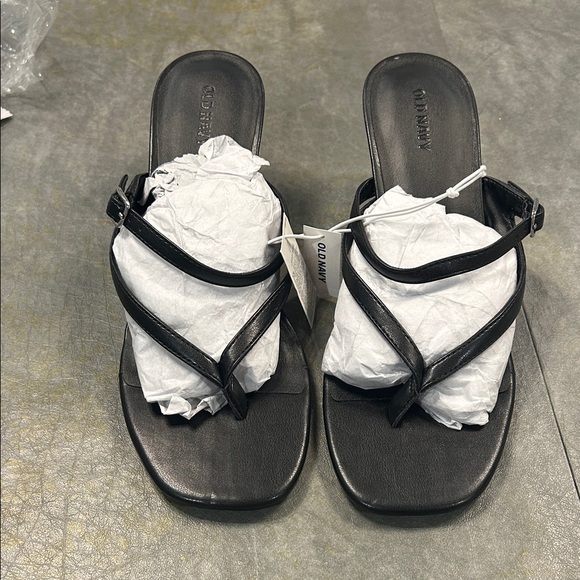 Old Navy Kitten Heel Thong Sandals In Blackjack - Picture 2 of 5